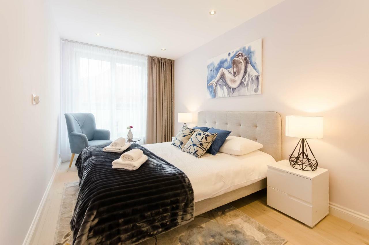 Deluxe One-Bedroom Apartment