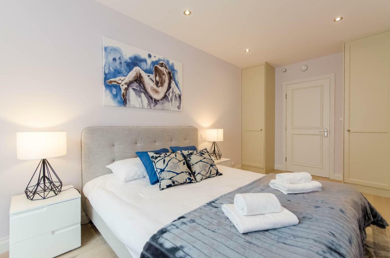 Deluxe One-Bedroom Apartment