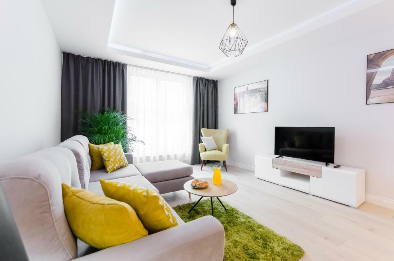 Deluxe One-Bedroom Apartment