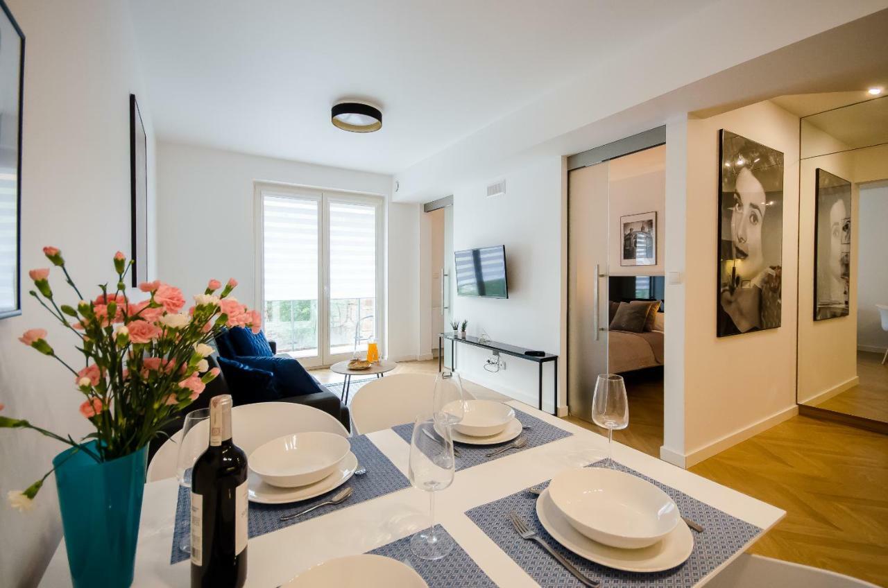 Deluxe One-Bedroom Apartment Balcony